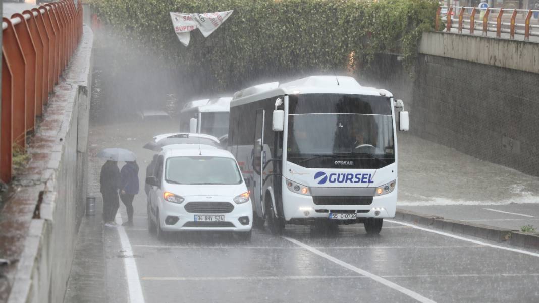 Ulaşım kapandı, iş yerlerini su bastı... Sel felaketi o illeri vurdu 17